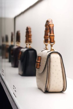 Floransa 'daki Gucci Müzesi' nde arşiv Gucci ürünleri sergisi: İkonik Gucci çantasının geçmişi - Bambu çanta