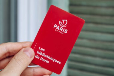 Güzel, Fransa - 27.01.2024: Bir adamın elinde Paris kütüphanelerinin bir kartı var