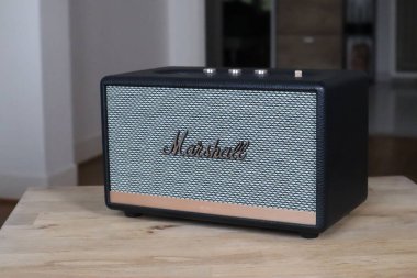 Güzel, Fransa - 27.01.2024: Marshall ses sistemi ahşap bir masanın üzerinde.