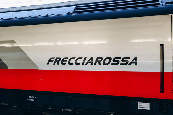 Флоренция, Италия - 29 декабря 2023: Поезд Frecciarossa (Красная стрела) на вокзале во Флоренции