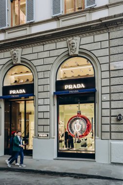 Florence, İtalya - 29 Aralık 2023: Floransa, İtalya 'nın merkezindeki Prada butiği cephesi
