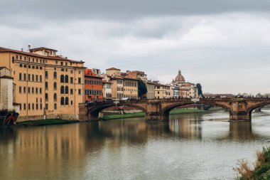 Ponte Vecchio, İtalya 'nın Floransa kentinde, Arno üzerinde kapalı-spandrel segmental kemer köprüsü.
