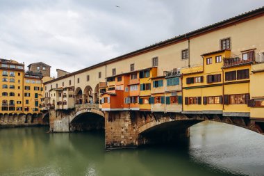 Ponte Vecchio, İtalya 'nın Floransa kentinde, Arno üzerinde kapalı-spandrel segmental kemer köprüsü.