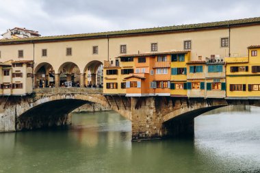 Ponte Vecchio, İtalya 'nın Floransa kentinde, Arno üzerinde kapalı-spandrel segmental kemer köprüsü.