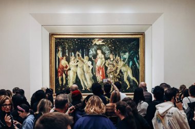 Floransa, İtalya - 29 Aralık 2023: Birçok ziyaretçi Uffizi Galerisi 'ndeki bir Botticelli tablosunun etrafına toplandı