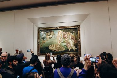 Floransa, İtalya - 29 Aralık 2023: Birçok ziyaretçi Uffizi Galerisi 'ndeki bir Botticelli tablosunun etrafına toplandı