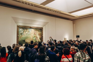 Floransa, İtalya - 29 Aralık 2023: Birçok ziyaretçi Uffizi Galerisi 'ndeki bir Botticelli tablosunun etrafına toplandı
