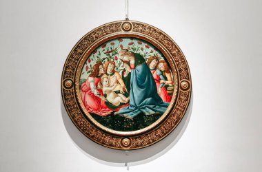 Floransa, İtalya - 29 Aralık 2023: Madonna delle rose, by Botticelli, in the Uffizi Gallery