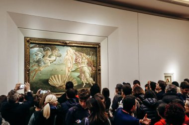 Floransa, İtalya - 29 Aralık 2023: Birçok ziyaretçi Uffizi Galerisi 'ndeki bir Botticelli tablosunun etrafına toplandı