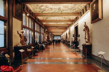 Florence, İtalya - 29 Aralık 2023: Uffizi Galerisi, Floransa Tarih Merkezi 'ndeki Piazza della Signoria' nın bitişiğindeki tanınmış bir sanat müzesi.