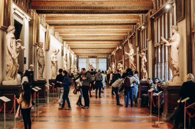 Florence, İtalya - 29 Aralık 2023: Uffizi Galerisi, Floransa Tarih Merkezi 'ndeki Piazza della Signoria' nın bitişiğindeki tanınmış bir sanat müzesi.