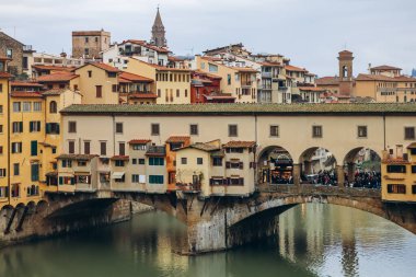 Ponte Vecchio, İtalya 'nın Floransa kentinde, Arno üzerinde kapalı-spandrel segmental kemer köprüsü.