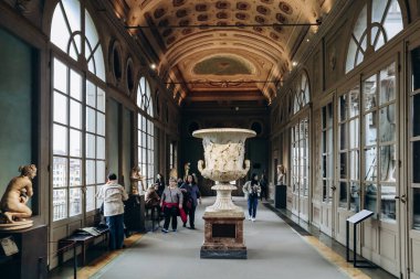 Florence, İtalya - 29 Aralık 2023: Uffizi Galerisi, Floransa Tarih Merkezi 'ndeki Piazza della Signoria' nın bitişiğindeki tanınmış bir sanat müzesi.