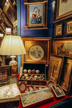 Floransa, İtalya - 29 Aralık 2023: Floransa 'nın merkezindeki antikacı