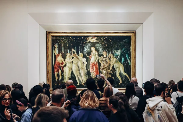 stock image Florence, Italy - 29 December, 2023: Numerous visitors crowded around a Botticelli painting in the Uffizi Gallery