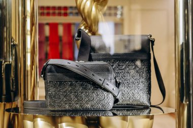 Florence, İtalya - 29 Aralık 2023: Salvatore Ferragamo tarafından Floransa 'nın merkezindeki bir butik vitrininde valizler