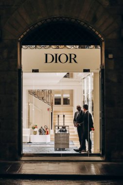 Florence, İtalya - 29 Aralık 2023: Floransa, İtalya 'nın merkezinde bulunan Dior Butiği Cephesi