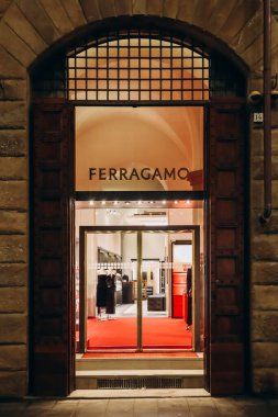 Floransa, İtalya - 29 Aralık 2023: Floransa, İtalya 'nın merkezindeki Salvatore Ferragamo butiği
