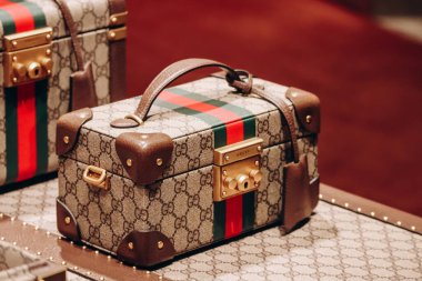 Floransa, İtalya - 29 Aralık 2023: Floransa 'nın merkezindeki Gucci butiğinde Gucci çantaları sergileniyor