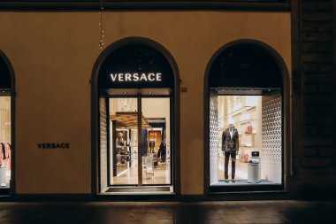 Floransa, İtalya - 29 Aralık 2023: Floransa, İtalya 'nın merkezinde Versace Butiği Cephesi