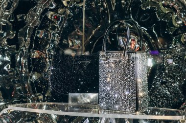 Florence, İtalya - 29 Aralık 2023: Prada çantaları Floransa 'nın merkezindeki bir Prada mağazasında sergileniyor