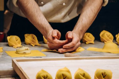 Şef kapellacci 'yi ricotta ve ıspanakla hazırlar.