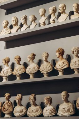 Floransa, İtalya - 29 Aralık 2023: Galleria dell 'Accademia di Firenze, ya da Floransa, İtalya' da bir sanat müzesi olan Floransa Akademisi Galerisi.