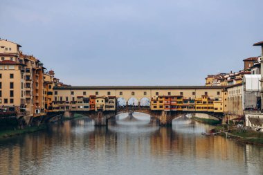 Ponte Vecchio, İtalya 'nın Floransa kentinde, Arno üzerinde kapalı-spandrel segmental kemer köprüsü.