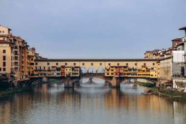 Ponte Vecchio, İtalya 'nın Floransa kentinde, Arno üzerinde kapalı-spandrel segmental kemer köprüsü.