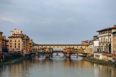 Ponte Vecchio, İtalya 'nın Floransa kentinde, Arno üzerinde kapalı-spandrel segmental kemer köprüsü.