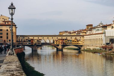 Ponte Vecchio, İtalya 'nın Floransa kentinde, Arno üzerinde kapalı-spandrel segmental kemer köprüsü.