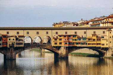 Ponte Vecchio, İtalya 'nın Floransa kentinde, Arno üzerinde kapalı-spandrel segmental kemer köprüsü.