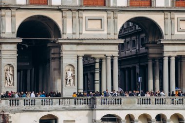 Florence, İtalya - 29 Aralık 2023: Uffizi Galerisi, Floransa Tarih Merkezi 'ndeki Piazza della Signoria' nın bitişiğindeki tanınmış bir sanat müzesi.