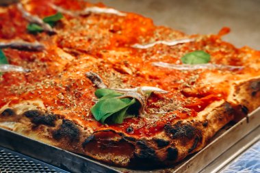 Floransa 'da bir restoranda Marinara pizzasının yakın çekimi.