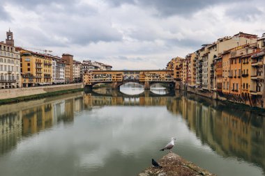 Floransa 'daki Arno Nehri manzarası ve ünlü Ponte Vecchio (Eski Köprü)).