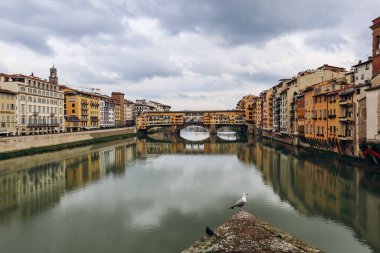 Floransa 'daki Arno Nehri manzarası ve ünlü Ponte Vecchio (Eski Köprü)).
