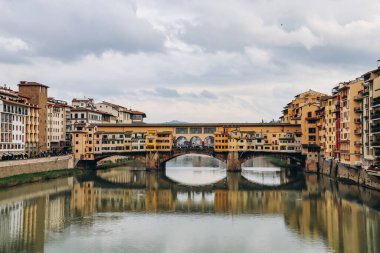 Floransa 'daki Arno Nehri manzarası ve ünlü Ponte Vecchio (Eski Köprü)).