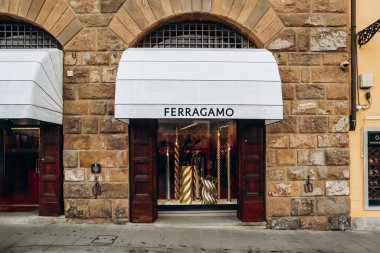 Floransa, İtalya - 29 Aralık 2023: Floransa, İtalya 'nın merkezindeki Salvatore Ferragamo butiği