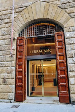Floransa, İtalya - 29 Aralık 2023: Floransa, İtalya 'nın merkezindeki Salvatore Ferragamo butiği