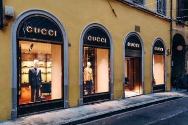 Floransa, İtalya - 29 Aralık 2023: Floransa, İtalya 'nın merkezinde bulunan Gucci butiğinin cephesi