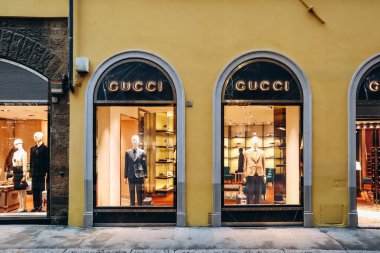 Floransa, İtalya - 29 Aralık 2023: Floransa, İtalya 'nın merkezinde bulunan Gucci butiğinin cephesi