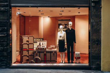 Floransa, İtalya - 29 Aralık 2023: Floransa, İtalya 'nın merkezinde bulunan Gucci butiğinin cephesi