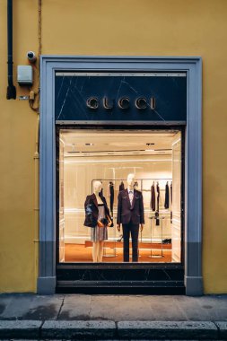 Floransa, İtalya - 29 Aralık 2023: Floransa, İtalya 'nın merkezinde bulunan Gucci butiğinin cephesi