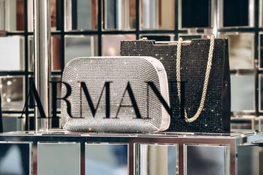 Florence, İtalya - 29 Aralık 2023: Floransa 'nın merkezindeki Armani butikte vitrin