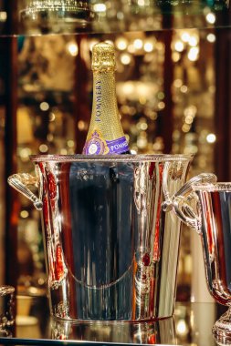 Florence, İtalya - 29 Aralık 2023: Buz kovasında bir şişe şampanya ve zarif kristal bardaklar