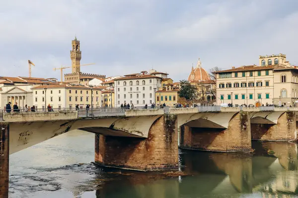 İtalya, Floransa 'da Arno nehrinin seti