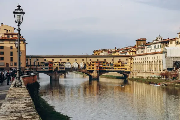 Ponte Vecchio, İtalya 'nın Floransa kentinde, Arno üzerinde kapalı-spandrel segmental kemer köprüsü.