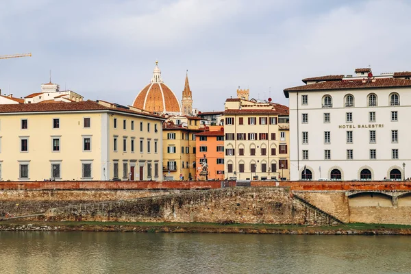 İtalya, Floransa 'da Arno nehrinin seti