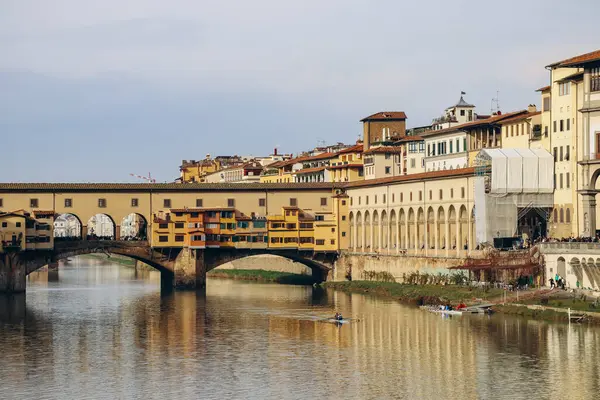 Ponte Vecchio, İtalya 'nın Floransa kentinde, Arno üzerinde kapalı-spandrel segmental kemer köprüsü.