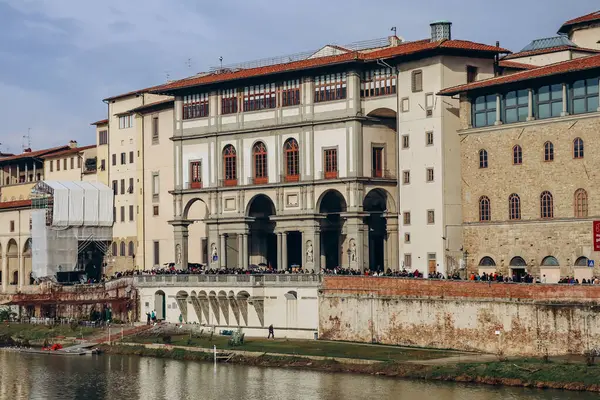 Florence, İtalya - 29 Aralık 2023: Uffizi Galerisi, Floransa Tarih Merkezi 'ndeki Piazza della Signoria' nın bitişiğindeki tanınmış bir sanat müzesi.